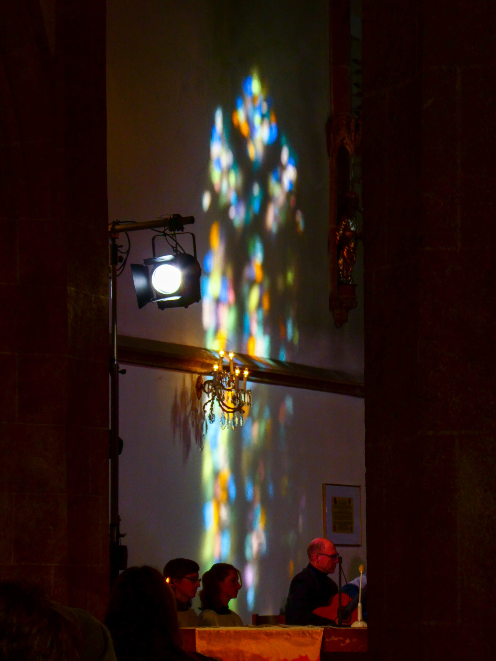 Trotz Scheinwerfer im Foto strahlte die Sonne doch sehr hell durchs Fenster