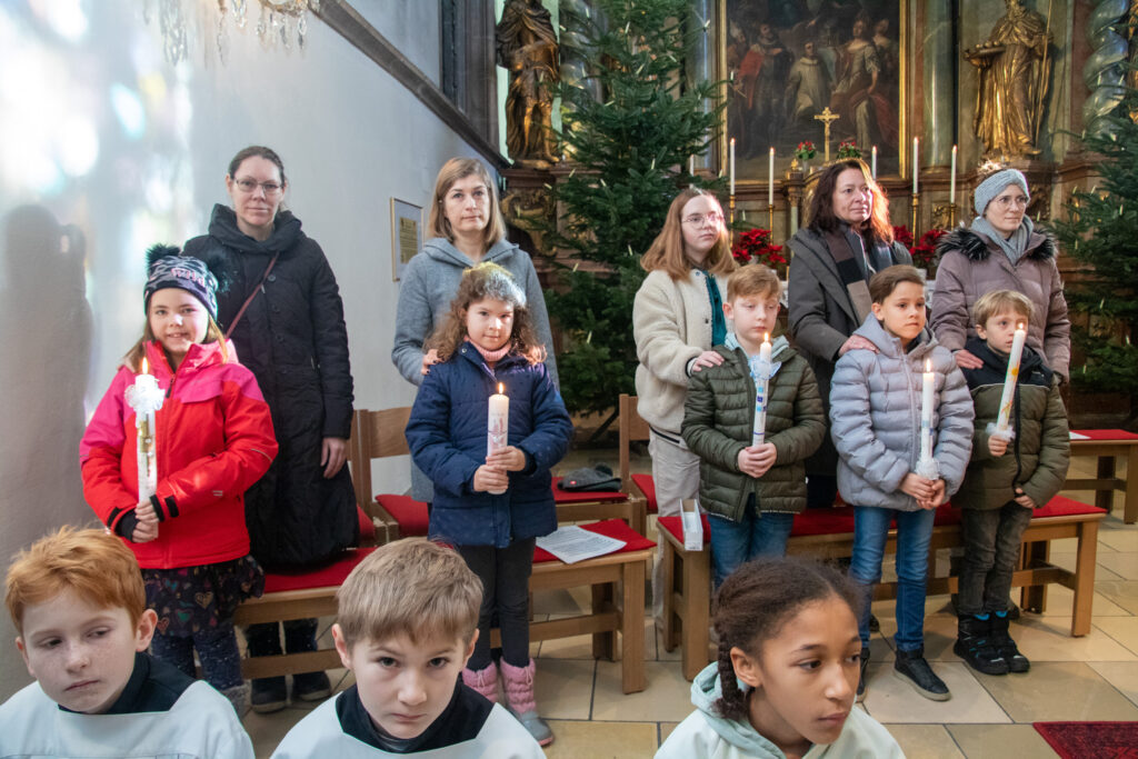 Kinder mit Taufkerze