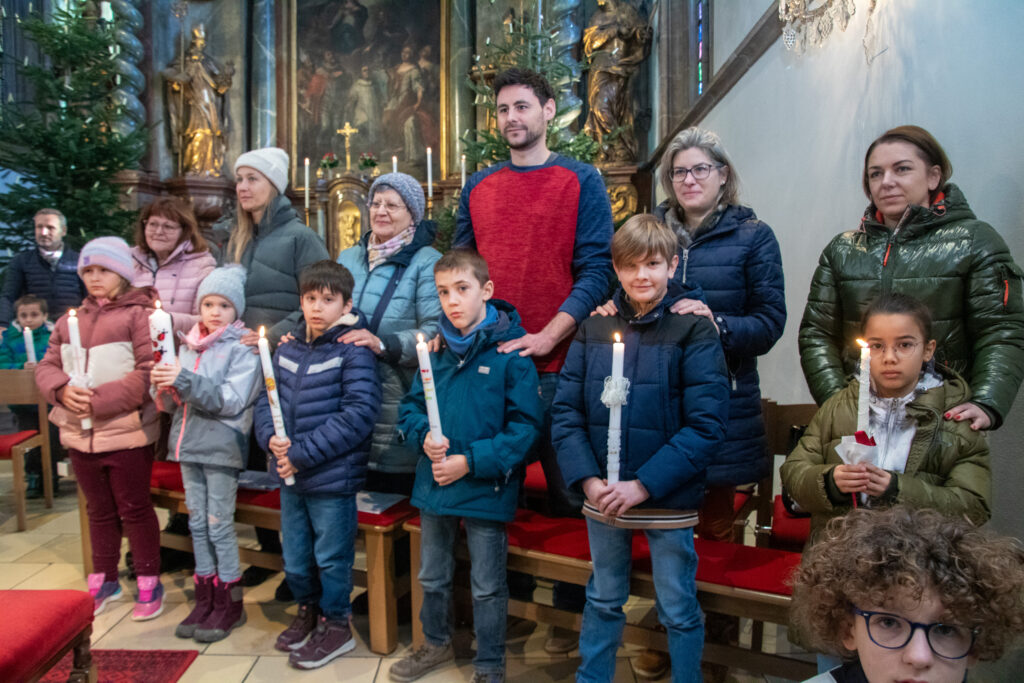 Kinder mit Taufkerze