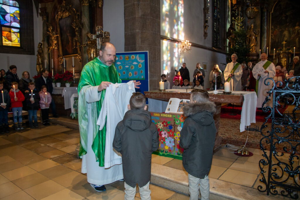 Pfarrer mit weißer Kutte