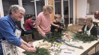 Adventkranzbinden mit der Frauenbewegung