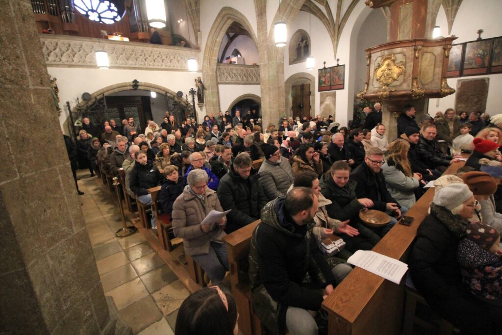eine volle Kirche