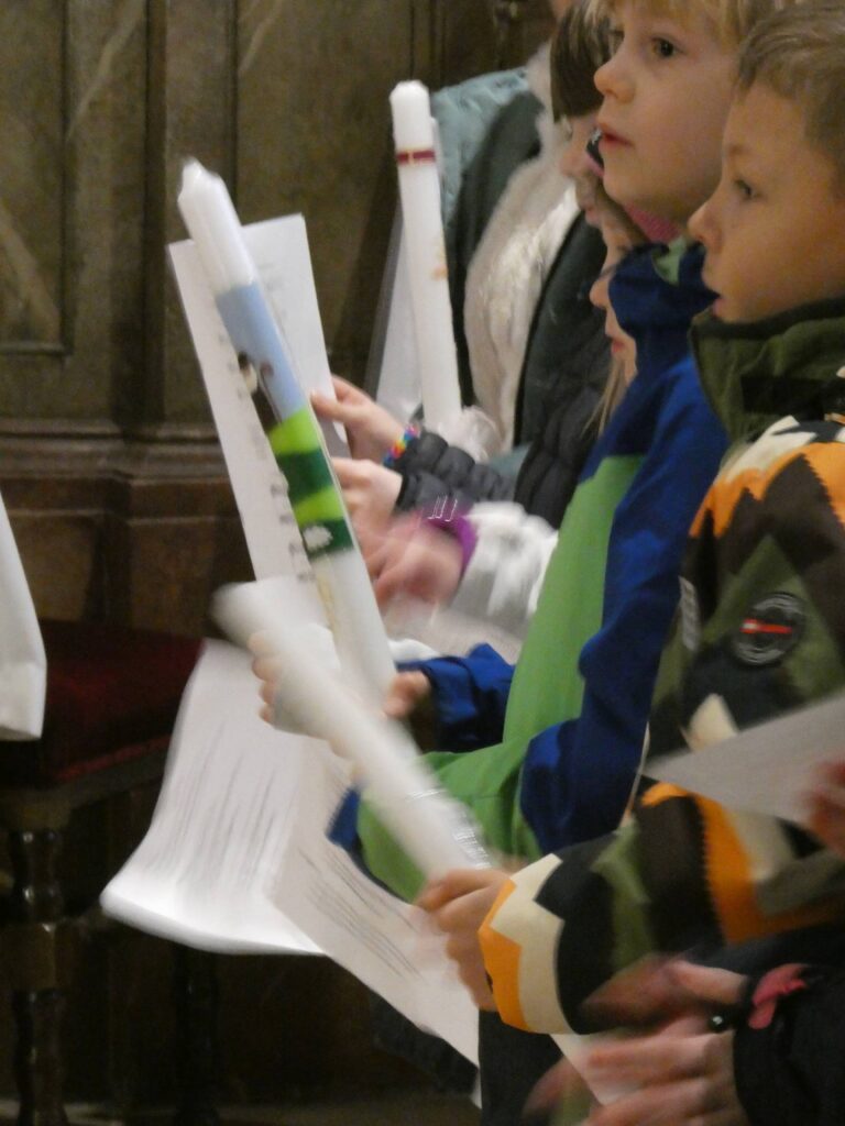 Kinder mit Kerzen