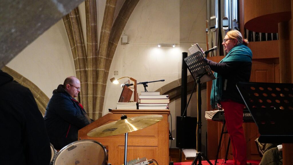 Orgel, Schlagzeug und Gesang