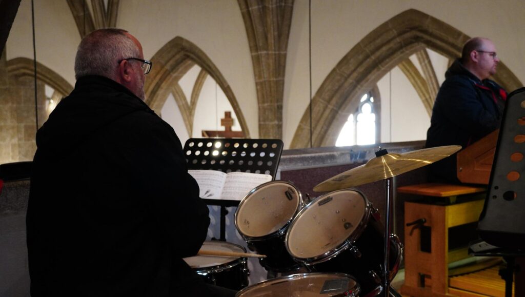 Orgel, Schlagzeug und Gesang