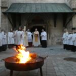 Osternachtfeier 2025 Osterfeuer vor Kirche