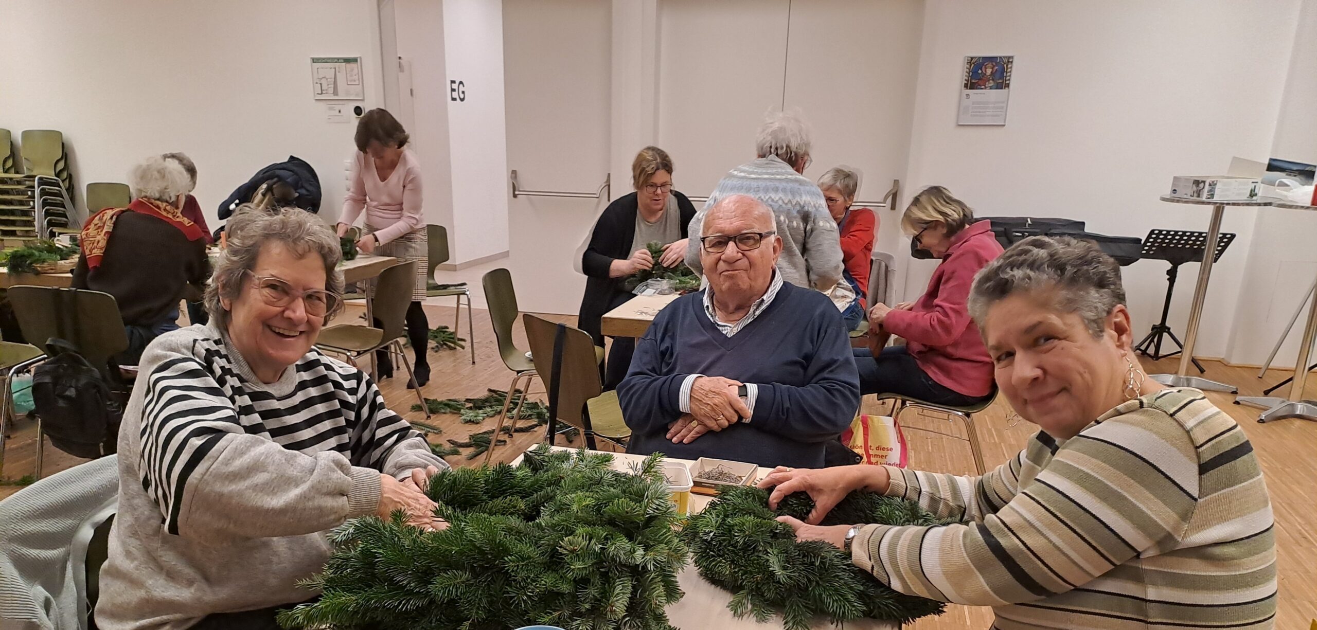 Featured image for “Adventkranzbinden mit der Frauenbewegung”