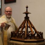 Das Geschenk der Taufe Pfarrer Tom Kruczynski steht am Taufbrunnen